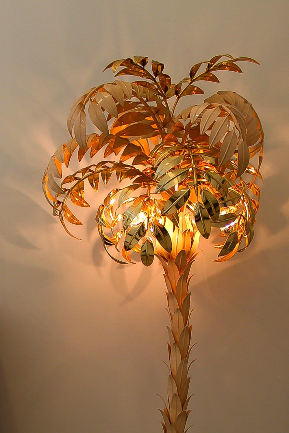 Hollywood Regency palm tree lamp /// More on Interiorator.com