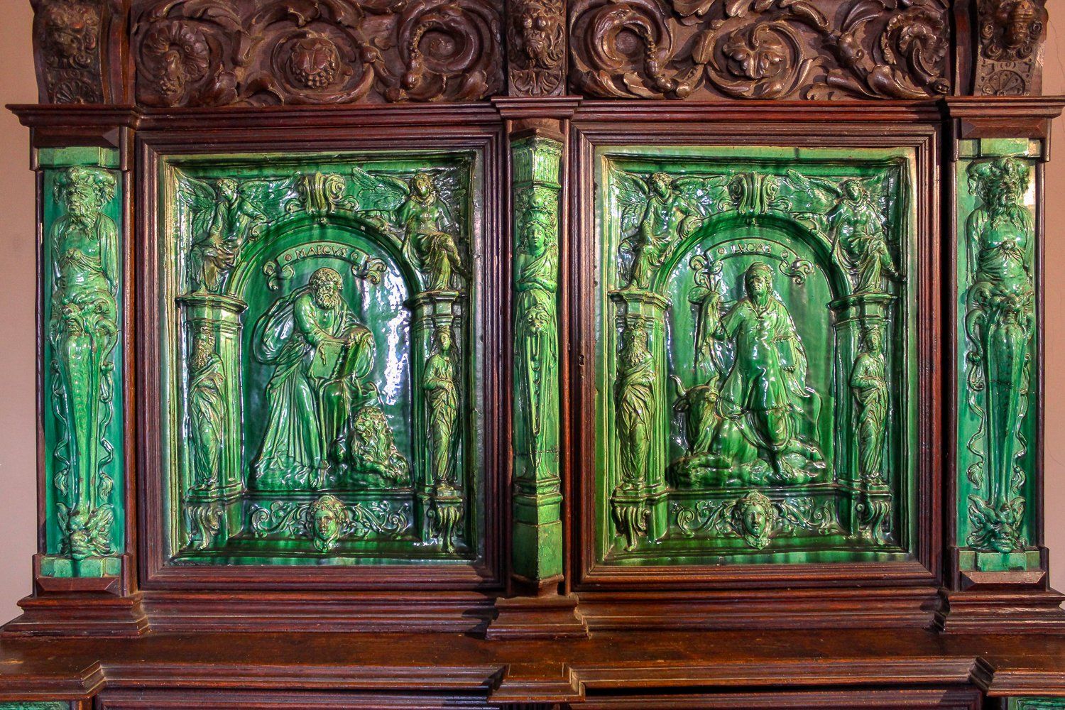 Emerald ceramic cabinet